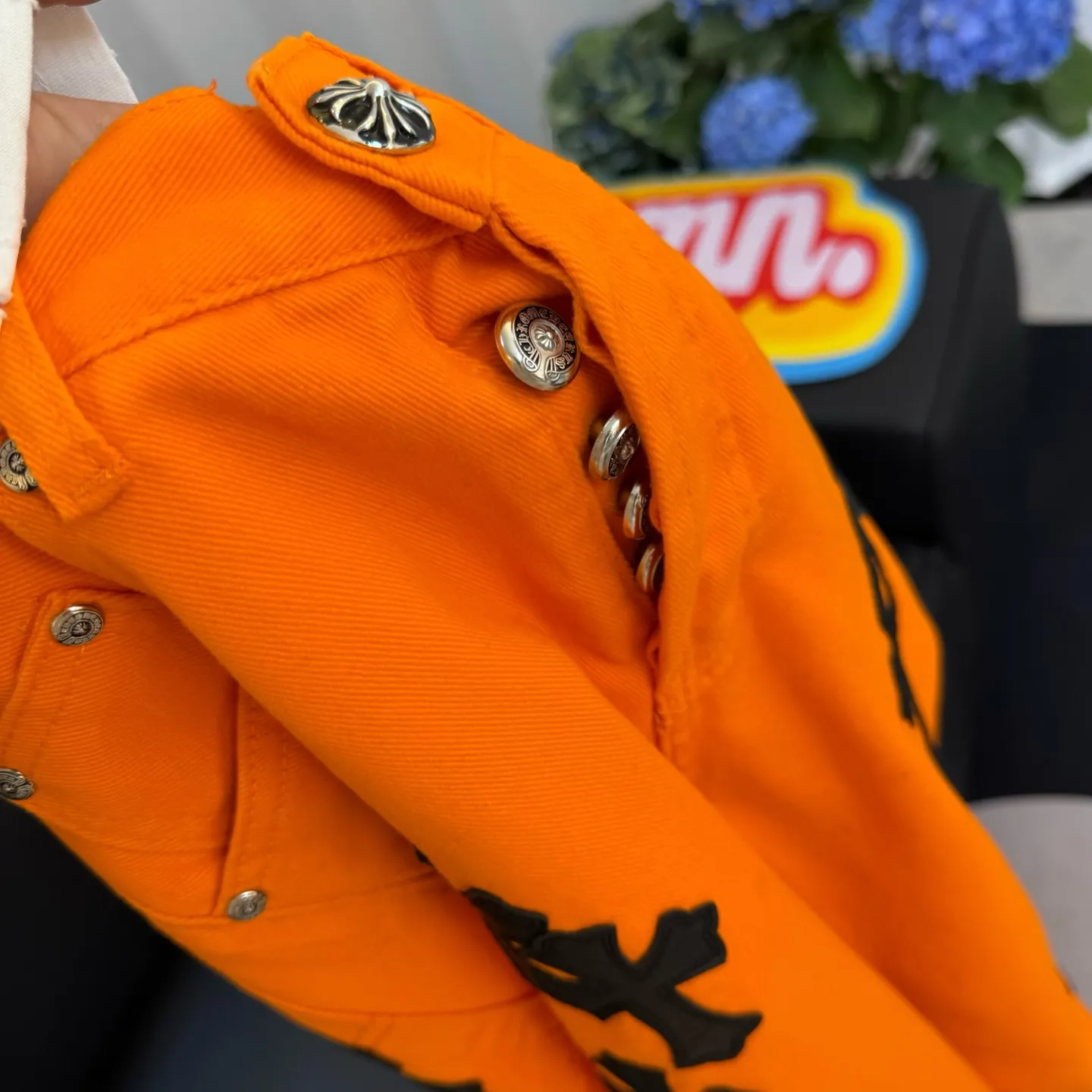 🅿️270 Style No.: D263 Chroe Hets CH Chrome Het Orange Color Block Slightly Flared Washed Jeans Ceiling-Level Jeans Hard to Find at the Counter‼ ️ About Zangyin ✅ This is an extremely luxurious fashion brand that can also be called the aristocracy of the high street. It has always been an exclusive brand for some hipsters or the rich second generation. The color of this model is already very eye-catching by using a unique washed material. It is decorated with pink patchwork cross flowers, which cleverly highlights the charm of the brand. Secondly, this model adopts a classic high-waist cut design, which highlights the long legs and fashionable temperament of the upper body. The brand is highly recognizable and the slim-fitting configuration is more suitable for daily wear. The personality will be fashionable and the specifications can be seen at a glance. Materials and technology ✅ Needless to say, this point goes without saying. As an excellent craftsman brand, Zangyin's requirements for details and craftsmanship are really perfect. The washed color of this model has gone through a lot of processes, not to mention the embellishment of the denim appliqués. It is also purely handmade and sewn. Just like what they believe in, only handmade things have soul and have the meaning of wearing. A top-notch heavy-duty fashionable denim item, recommended by both hands‼ ️ Size#(28 30 32 34) Size reference: 28 pants length 101 waist circumference 78 30 pants length 103 waist circumference 82 32 pants length 105 waist circumference 86 34 pants length 106 waist circumference 90
